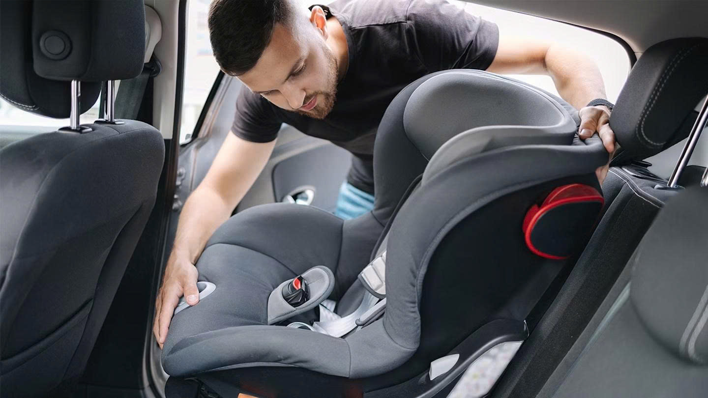 Quy định ghế trẻ em trên ô tô 2026? Từ 1/1/2026 ô tô cá nhân phải có thiết bị an toàn khi chở trẻ em, nếu không bị phạt thế nào?