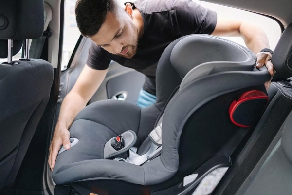 Quy định ghế trẻ em trên ô tô 2026? Từ 1/1/2026 ô tô cá nhân phải có thiết bị an toàn khi chở trẻ em, nếu không bị phạt thế nào?